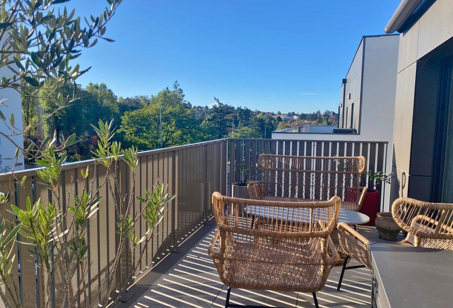 Appartement À Vendre 96 m²- Coup de cœur à Sainte-Foy-lès-Lyon – Quartier chatelain piscine - — photo 1