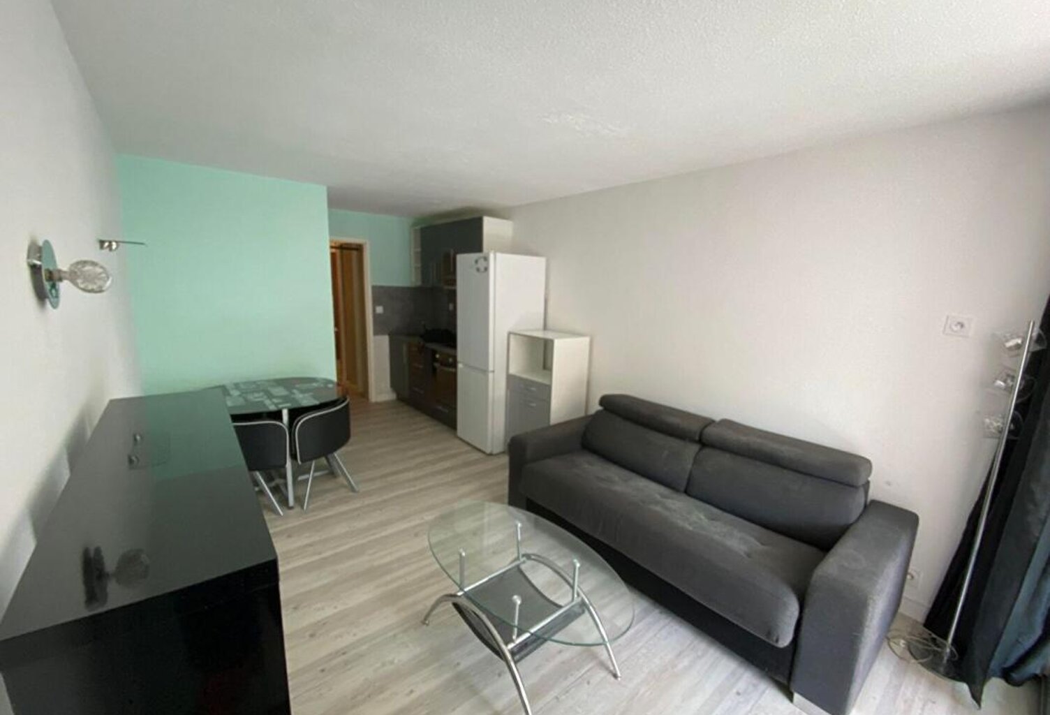 Appartement La Grande Motte A LOUER VIDE A L'ANNEE 1 pièce 27m2 + 5,68 m² de loggia vitrée avec parking — photo 1