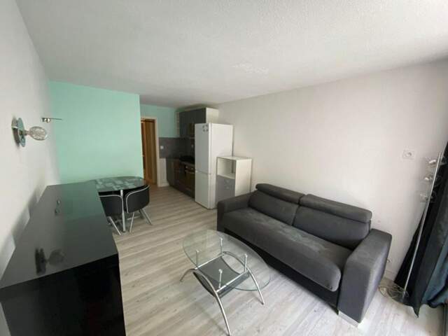 Appartement La Grande Motte A LOUER VIDE A L'ANNEE 1 pièce 27m2 + 5,68 m² de loggia vitrée avec parking — photo du bien