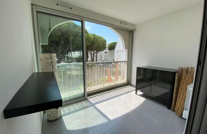 Appartement La Grande Motte A LOUER VIDE A L'ANNEE 1 pièce 27m2 + 5,68 m² de loggia vitrée avec parking — photo 2