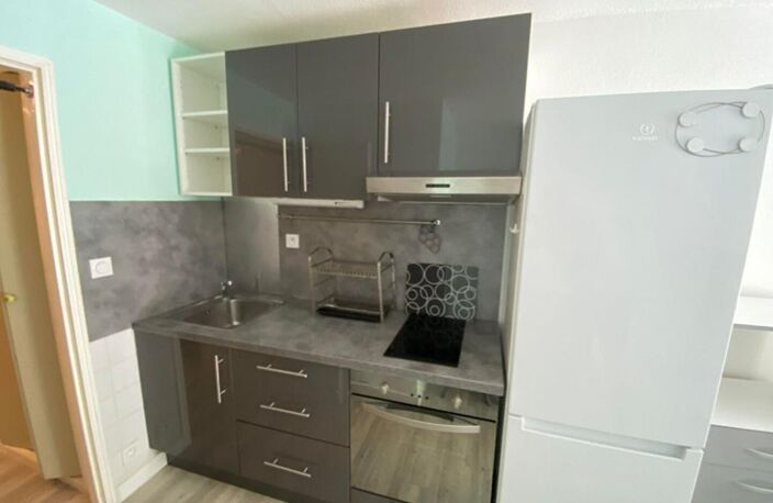 Appartement La Grande Motte A LOUER VIDE A L'ANNEE 1 pièce 27m2 + 5,68 m² de loggia vitrée avec parking — photo 3