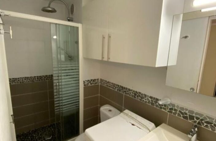 Appartement La Grande Motte A LOUER VIDE A L'ANNEE 1 pièce 27m2 + 5,68 m² de loggia vitrée avec parking — photo 5