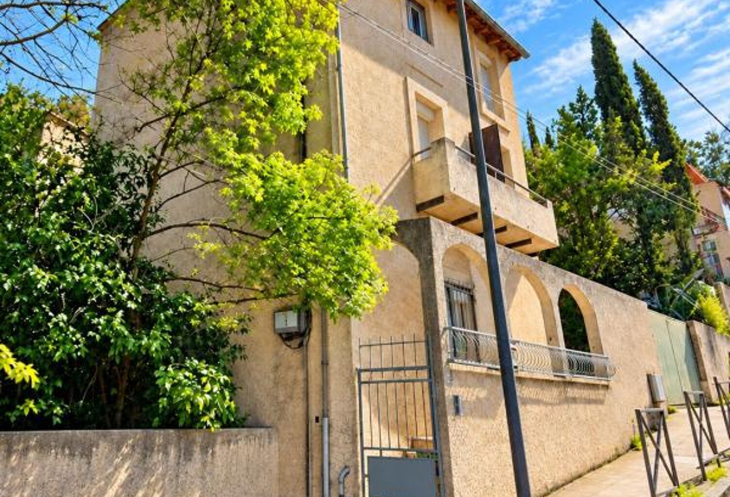 IMMEUBLE DE RAPPORT 2 APPARTEMENTS + 2 GARAGES — photo 1