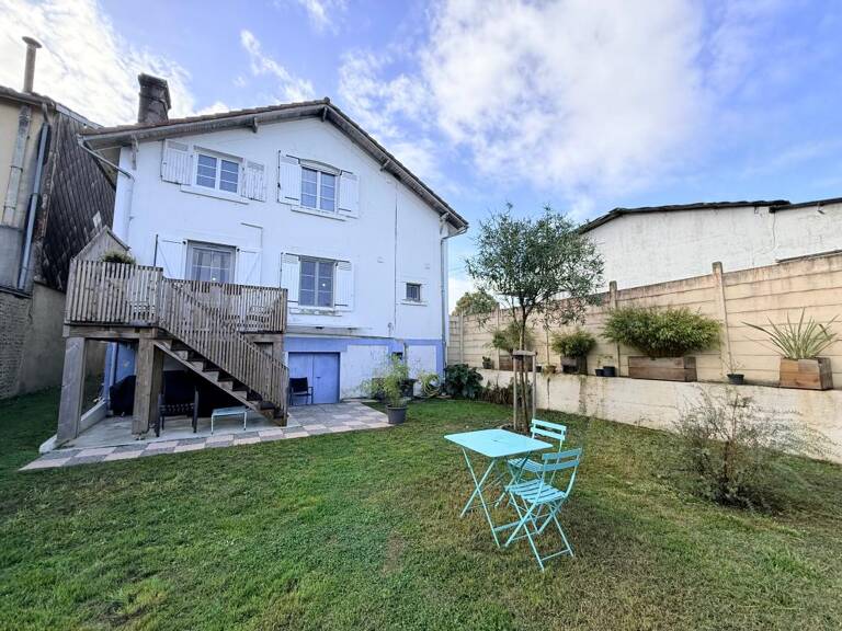 Maison de ville rénovée avec cachet et jardin privatif — photo 1