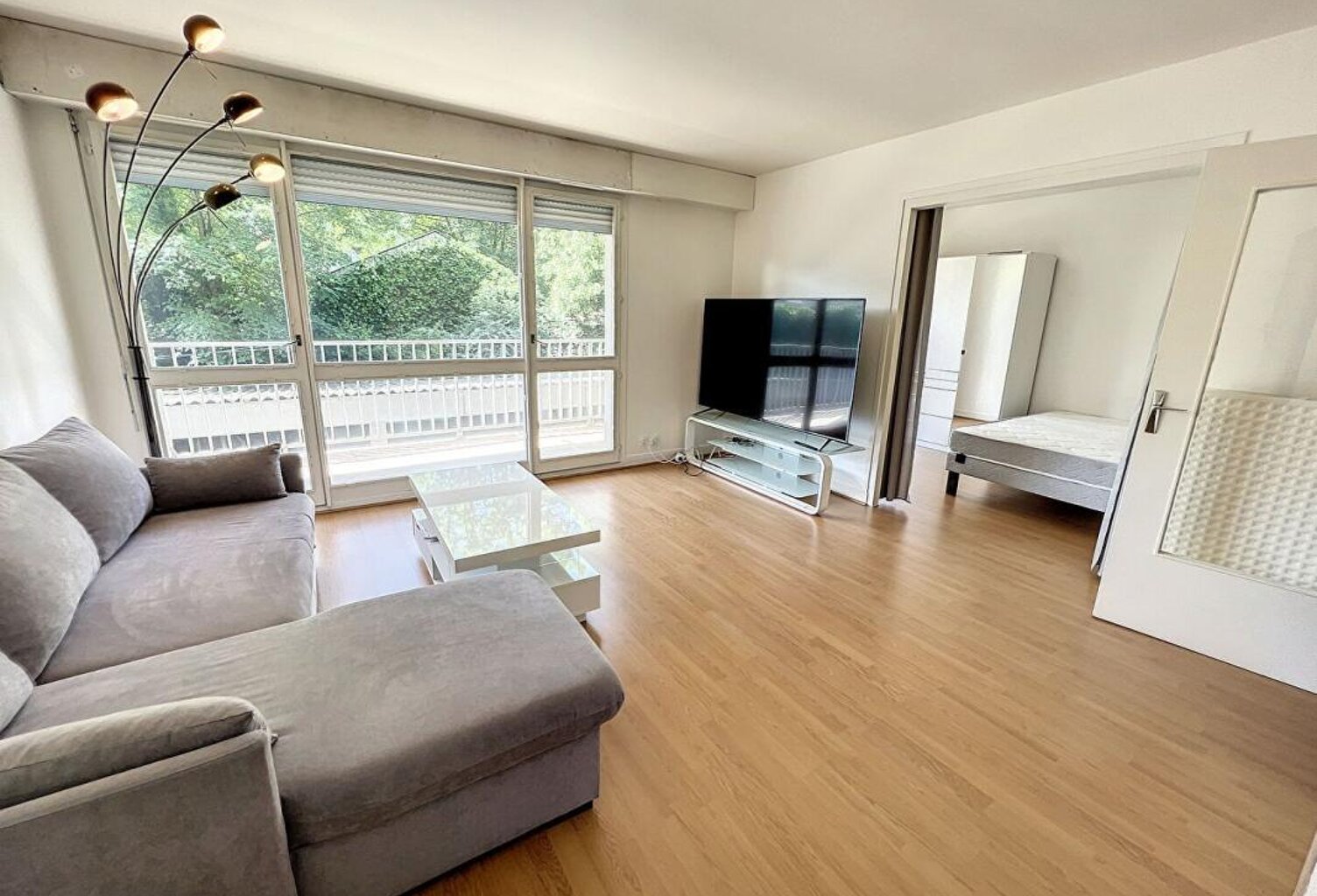 🌟 Coup de cœur à Orléans : Superbe T2 meublé avec balcon & box privé ! 🏙️ — photo 1