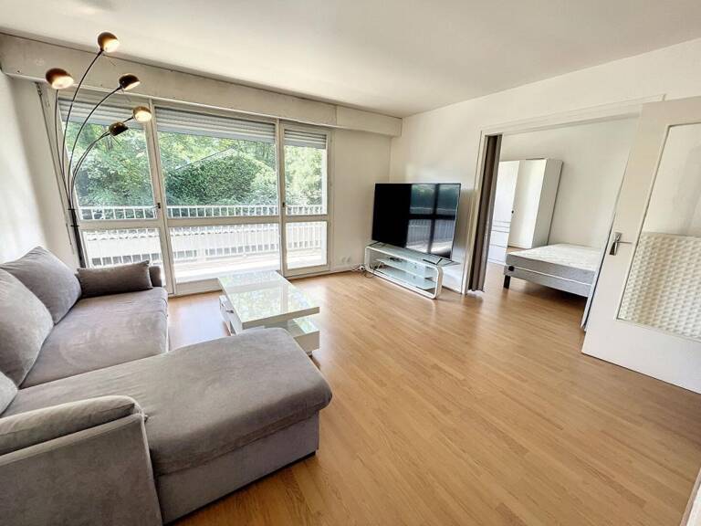🌟 Coup de cœur à Orléans : Superbe T2 meublé avec balcon & box privé ! 🏙️ — photo 1