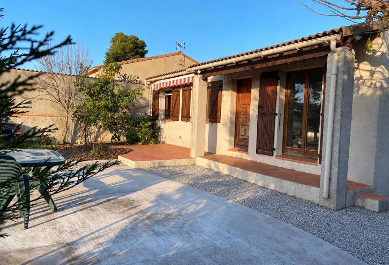 Maison individuelle avec jardin, garage et stationnement — photo 1