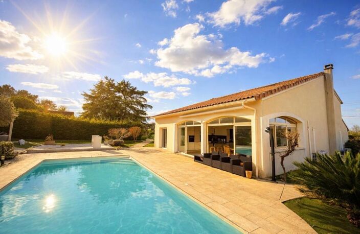 Ambares Et Lagrave ,Maison familiale rénovée de 230 m2 habitables - 8 pièces -5 chambres  dont une suite parentale en rdc - Grande pièce vie - Piscine - Parc arboré -  Carport — photo 4