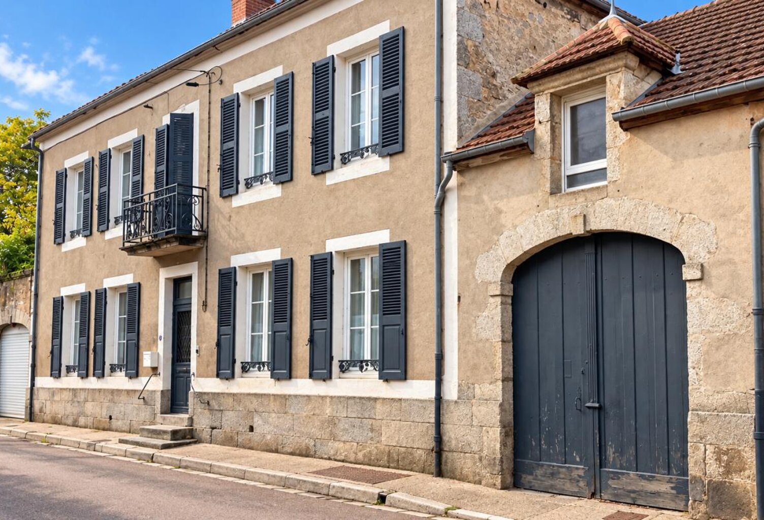 LORMES  - Demeure de caractère de 13 pièces au coeur du village — photo 1