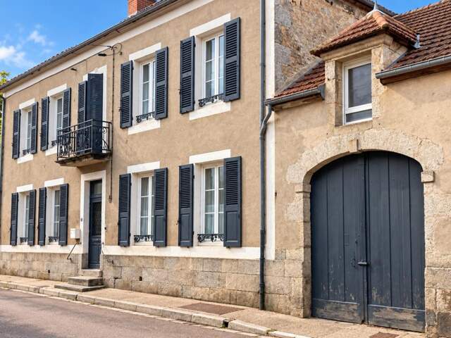 LORMES  - Demeure de caractère de 13 pièces au coeur du village — photo du bien