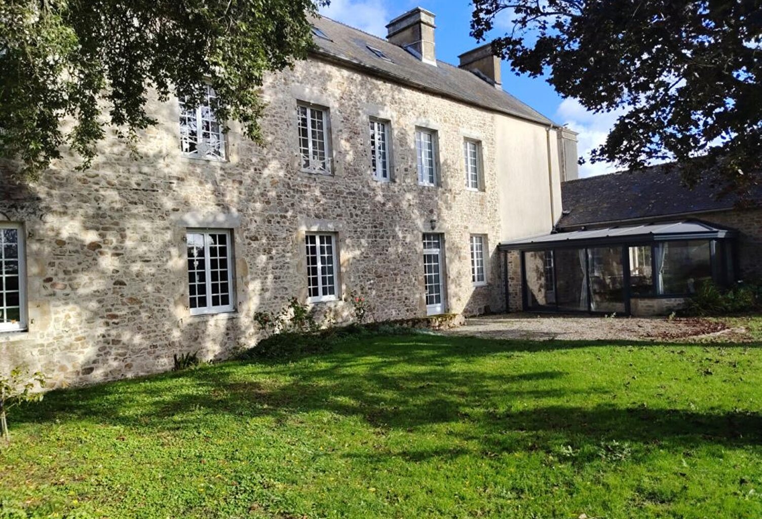 MANCHE  - MAGNIFIQUE PROPRIÉTÉ FAMILIALE EN PIERRE DU XVIIIe SIÈCLE AVEC PARC, PISCINE ET DEUX STUDIOS INDÉPENDANTS — photo 1