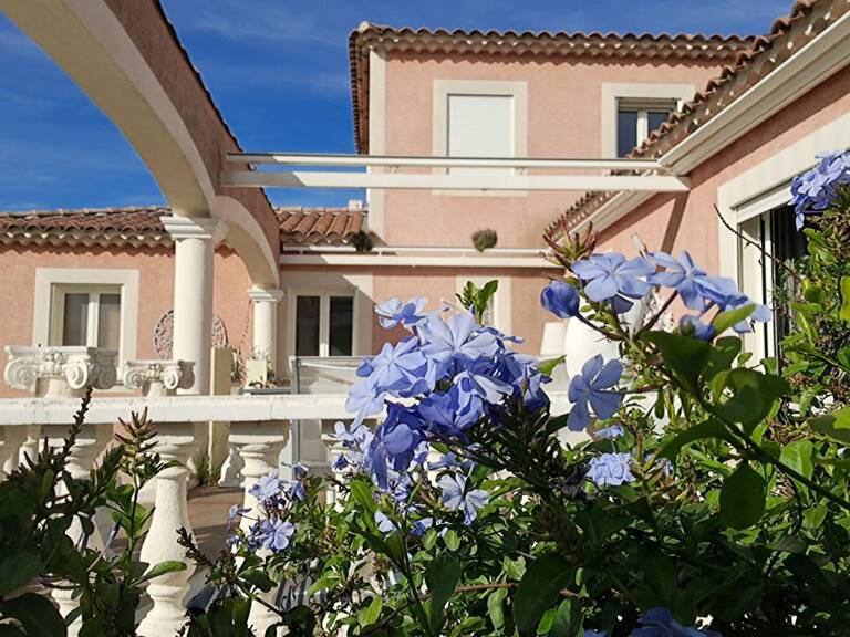 Villa Arles T 5/6  de 165 m²  avec Jardin — photo 1