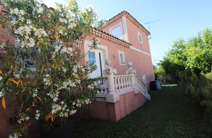 Villa Arles T 5/6  de 165 m²  avec Jardin — photo 2