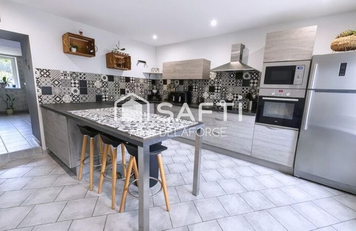 Maison de plain-pied avec jardin, piscine, garage, dépendances, et panneaux solaires à Montenescourt — photo 4