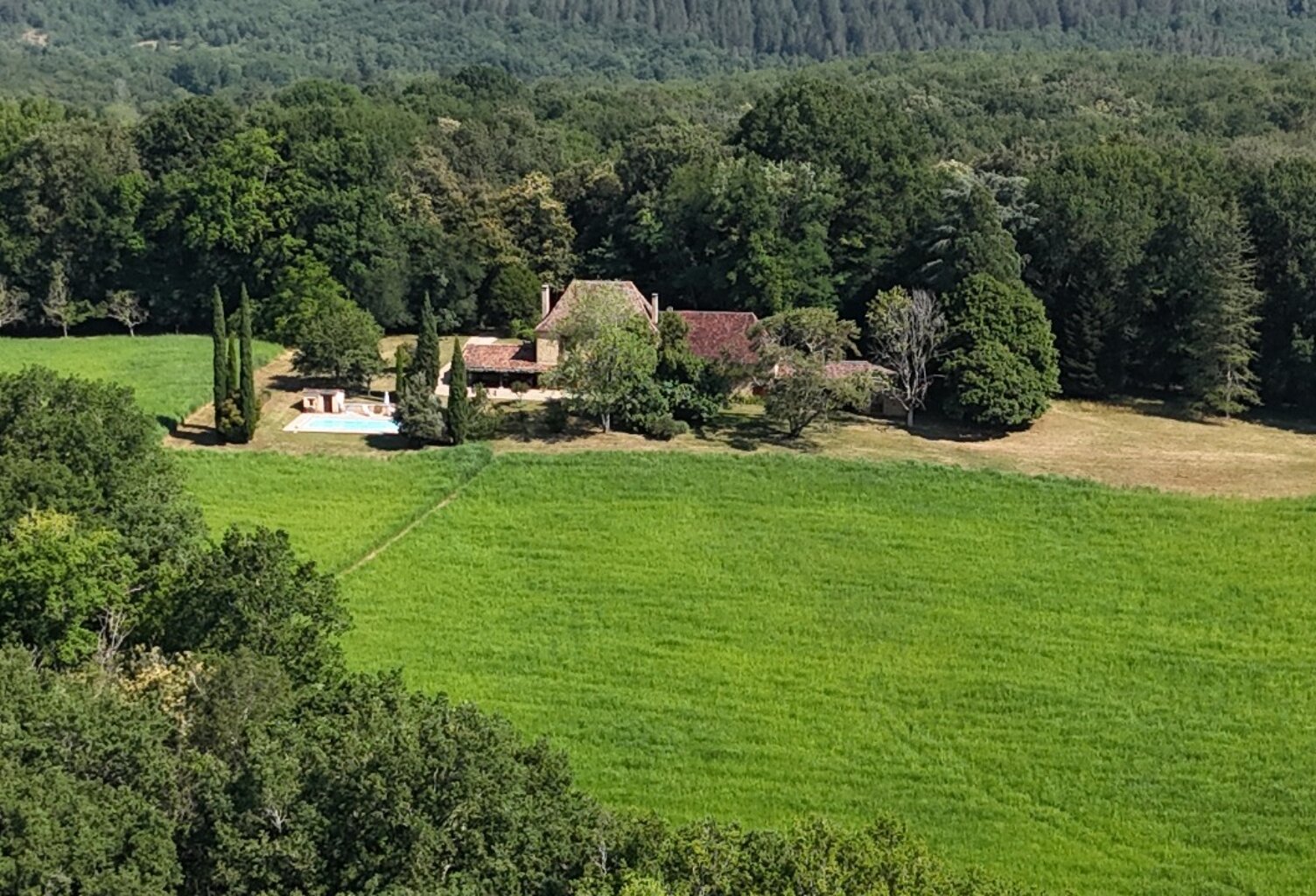 DANS UN CADRE EXCEPTIONNEL PROPRIETÉ EN PIERRE COMPOSÉE D'UNE MAISON D'HABITATION DE 150 M² HABITABLES OFFRANT 3 CHAMBRES + DEPENDANCE  AVEC UNE CHAMBRE + GRANGE + 3 APPENTIS + ATELIER LE TOUT SUR  11 720 M² PRAIRIES, BOIS ET CHAMPS + PISCINE 10X5 ET SON POOL HOUSSE. — photo 1