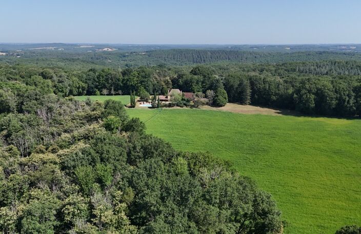 DANS UN CADRE EXCEPTIONNEL PROPRIETÉ EN PIERRE COMPOSÉE D'UNE MAISON D'HABITATION DE 150 M² HABITABLES OFFRANT 3 CHAMBRES + DEPENDANCE  AVEC UNE CHAMBRE + GRANGE + 3 APPENTIS + ATELIER LE TOUT SUR  11 720 M² PRAIRIES, BOIS ET CHAMPS + PISCINE 10X5 ET SON POOL HOUSSE. — photo 2
