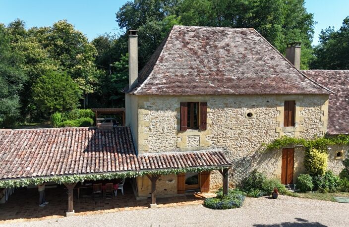 DANS UN CADRE EXCEPTIONNEL PROPRIETÉ EN PIERRE COMPOSÉE D'UNE MAISON D'HABITATION DE 150 M² HABITABLES OFFRANT 3 CHAMBRES + DEPENDANCE  AVEC UNE CHAMBRE + GRANGE + 3 APPENTIS + ATELIER LE TOUT SUR  11 720 M² PRAIRIES, BOIS ET CHAMPS + PISCINE 10X5 ET SON POOL HOUSSE. — photo 4