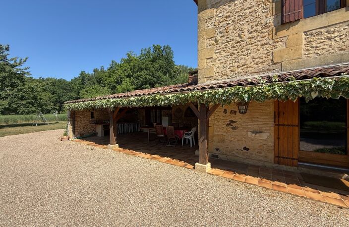 DANS UN CADRE EXCEPTIONNEL PROPRIETÉ EN PIERRE COMPOSÉE D'UNE MAISON D'HABITATION DE 150 M² HABITABLES OFFRANT 3 CHAMBRES + DEPENDANCE  AVEC UNE CHAMBRE + GRANGE + 3 APPENTIS + ATELIER LE TOUT SUR  11 720 M² PRAIRIES, BOIS ET CHAMPS + PISCINE 10X5 ET SON POOL HOUSSE. — photo 5