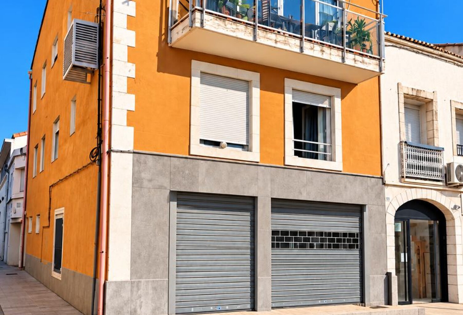 Vente immeuble   Sénas (13560) — photo 1