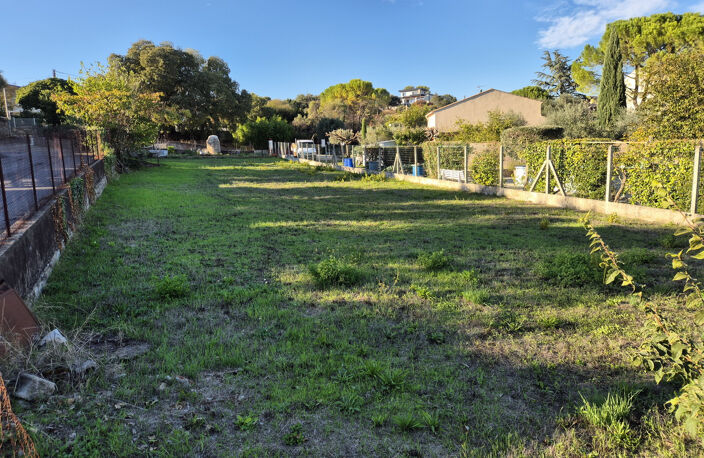 Terrain constructible de 871 m2 à Alès — photo 2