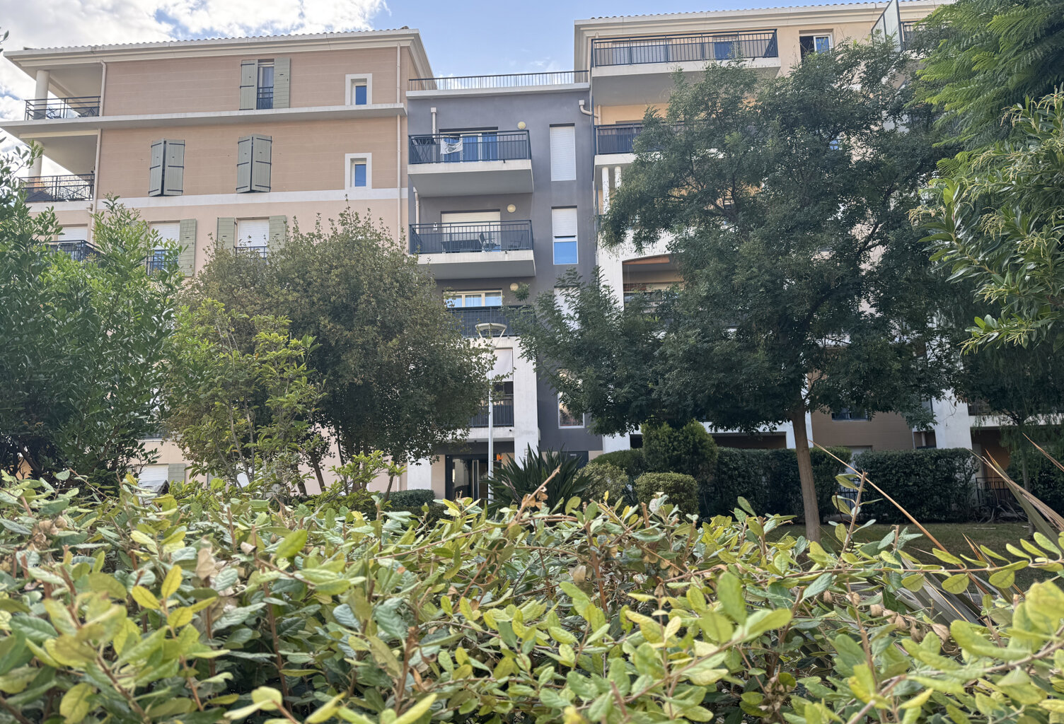 T3 récent avec terrasse, garage et climatisation   Un cadre — photo 1