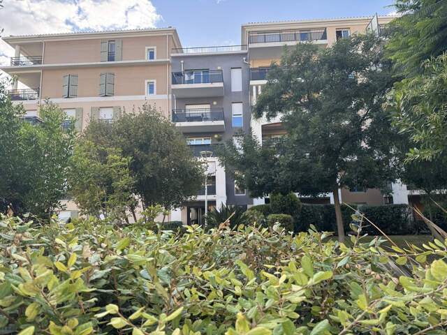 T3 récent avec terrasse, garage et climatisation   Un cadre — photo du bien