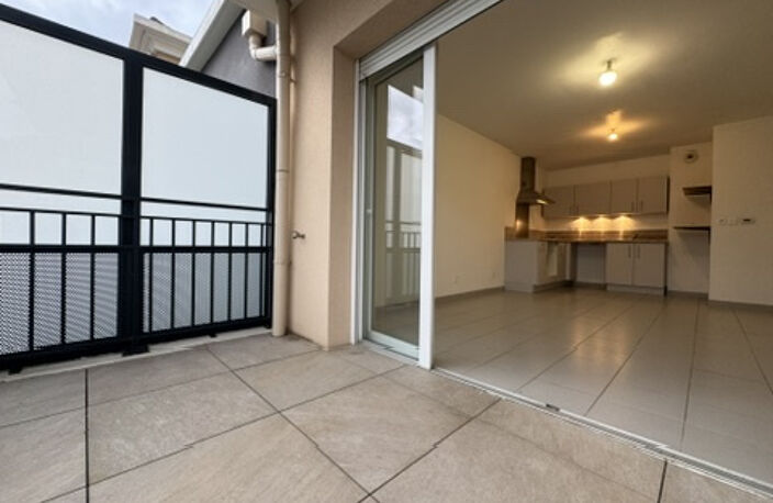 T3 récent avec terrasse, garage et climatisation   Un cadre — photo 2