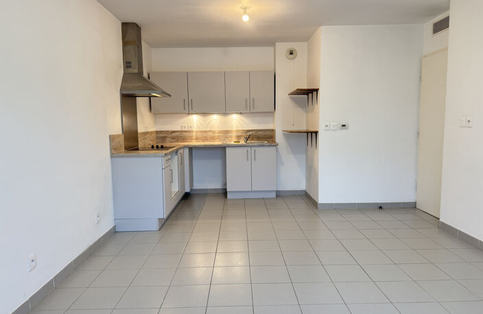 T3 récent avec terrasse, garage et climatisation   Un cadre — photo 3