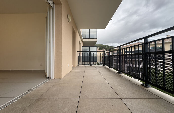T3 récent avec terrasse, garage et climatisation   Un cadre — photo 5