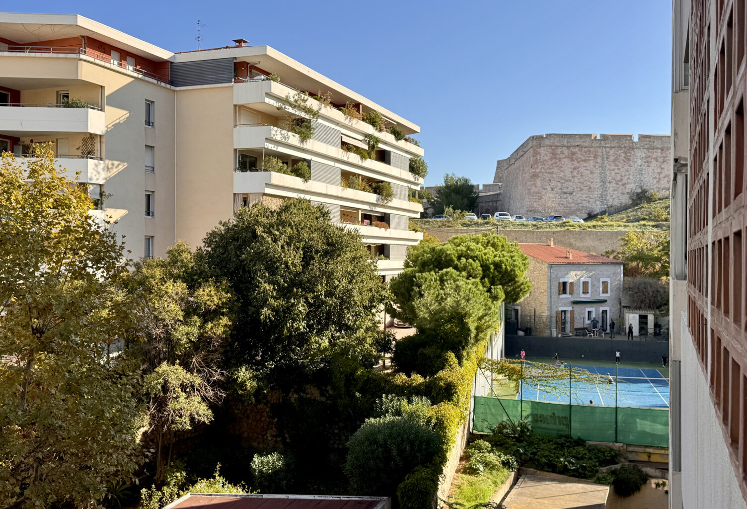 MARSEILLE 7 EME   T2 TRAVERSANT DE 45 m2 À RÉNOVER   À DEUX — photo 1