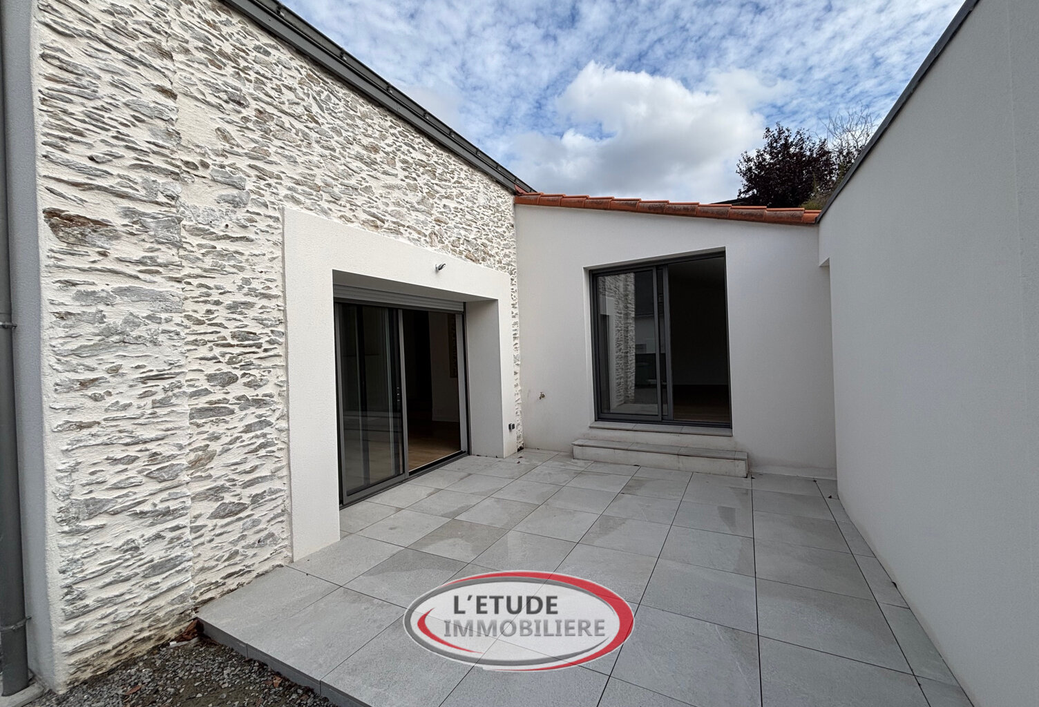 Maison entièrement rénovée au coeur du bourg de Carquefou   F — photo 1