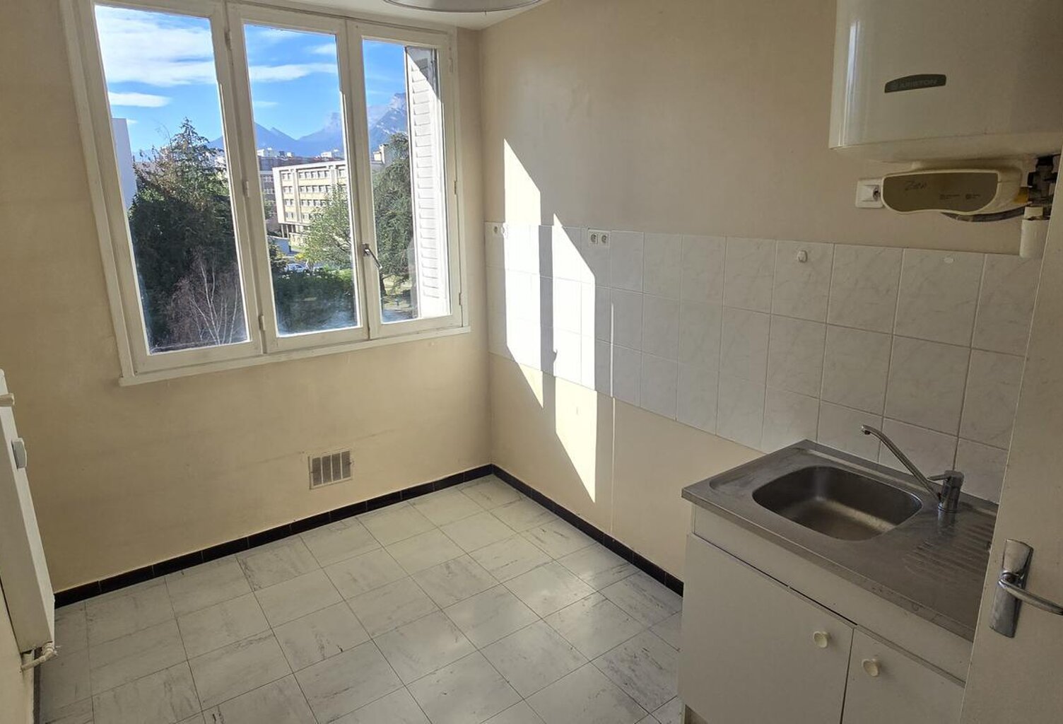 Location appartement 1 pièce 27 m² à Le Pont-de-Claix (38800) — photo 1