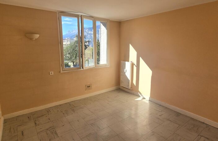 Location appartement 1 pièce 27 m² à Le Pont-de-Claix (38800) — photo 2