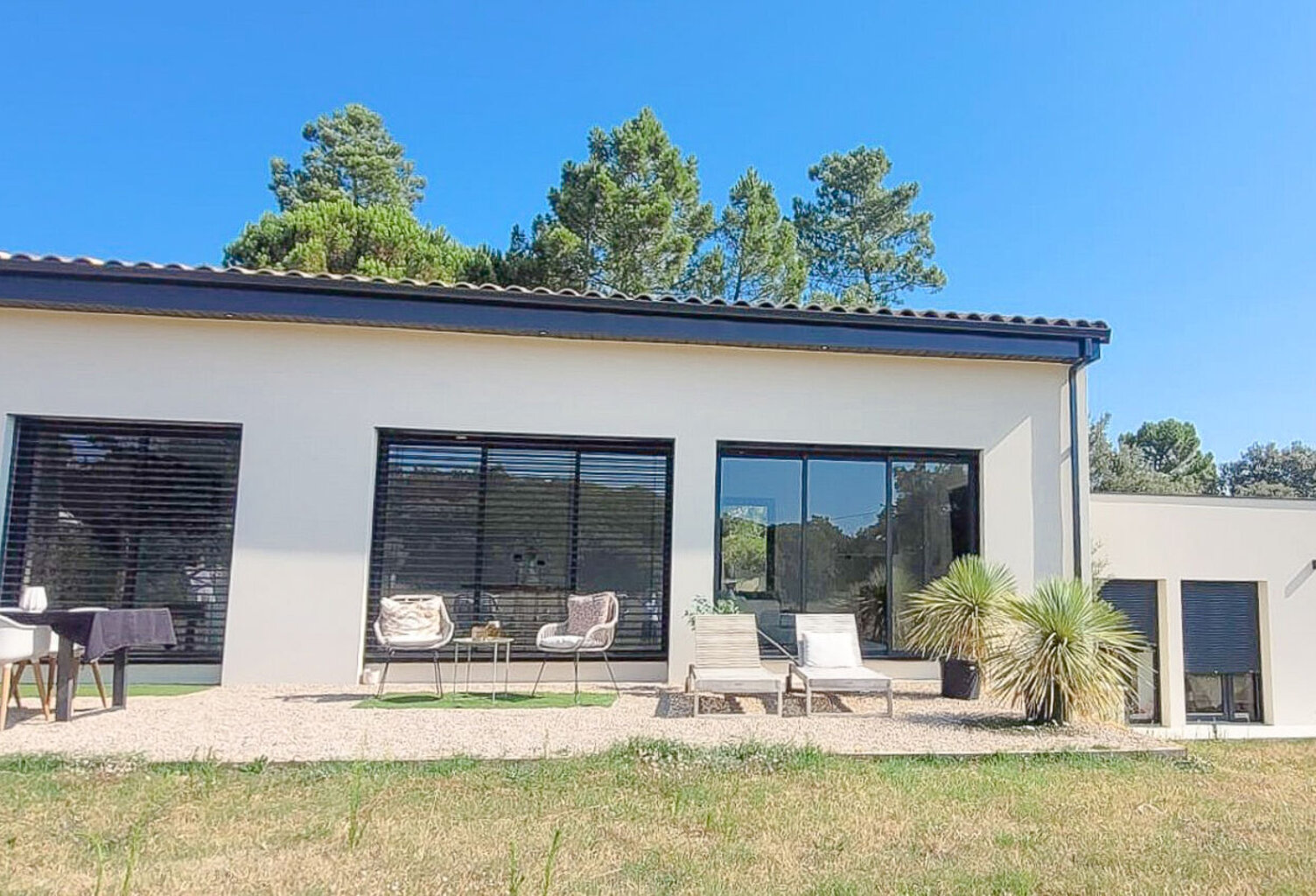 A vendre  dans bel environnement, villa contemporaine - Suze La Rousse — photo 1