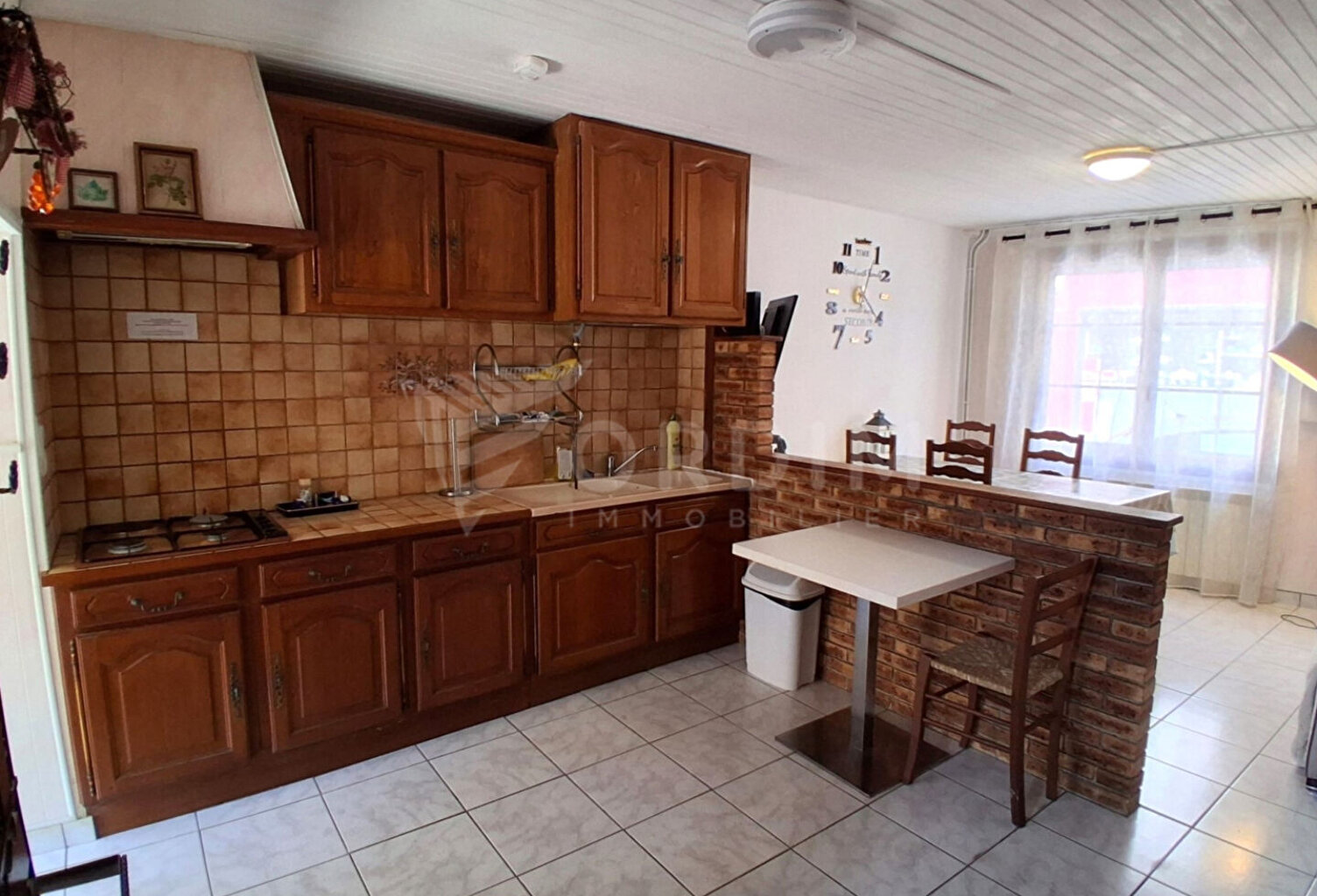 Cravant centre, maison de village meublée en duplex — photo 1