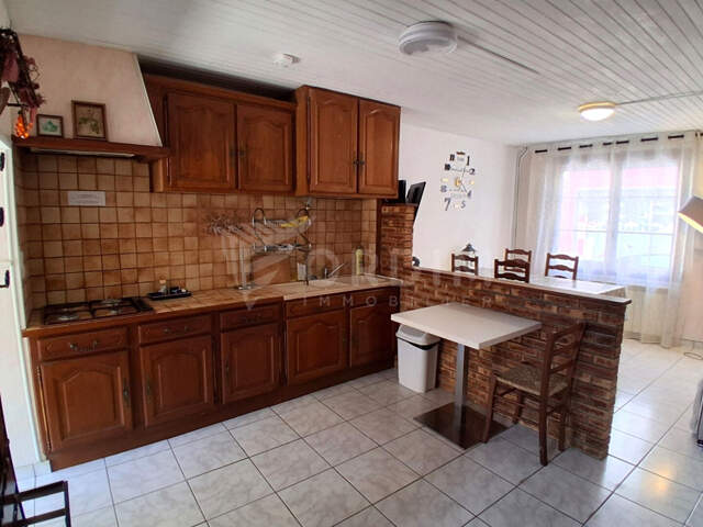 Cravant centre, maison de village meublée en duplex — photo du bien