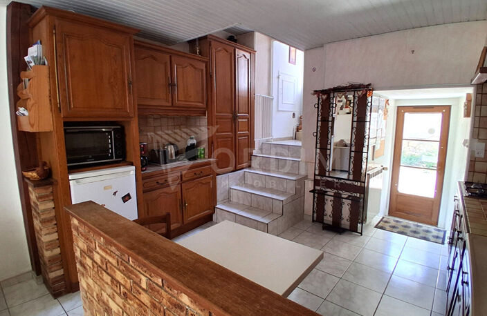 Cravant centre, maison de village meublée en duplex — photo 2