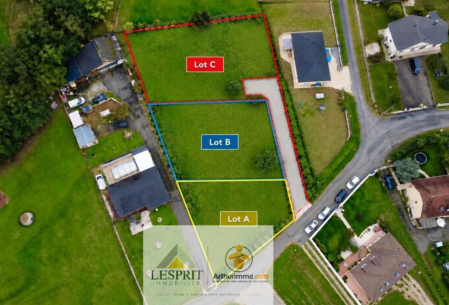 Beau terrain plat, possibilité de 3 lots! — photo 1