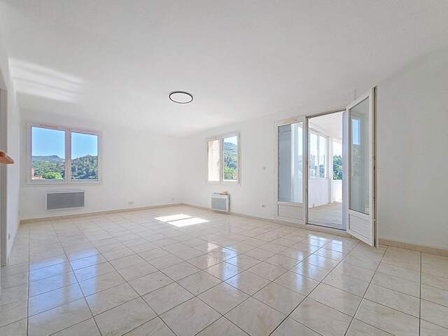 Appartement T4 lumineux avec terrasse  Dernier étage avec vue panoramique à Lamalou-les-Bains — photo du bien