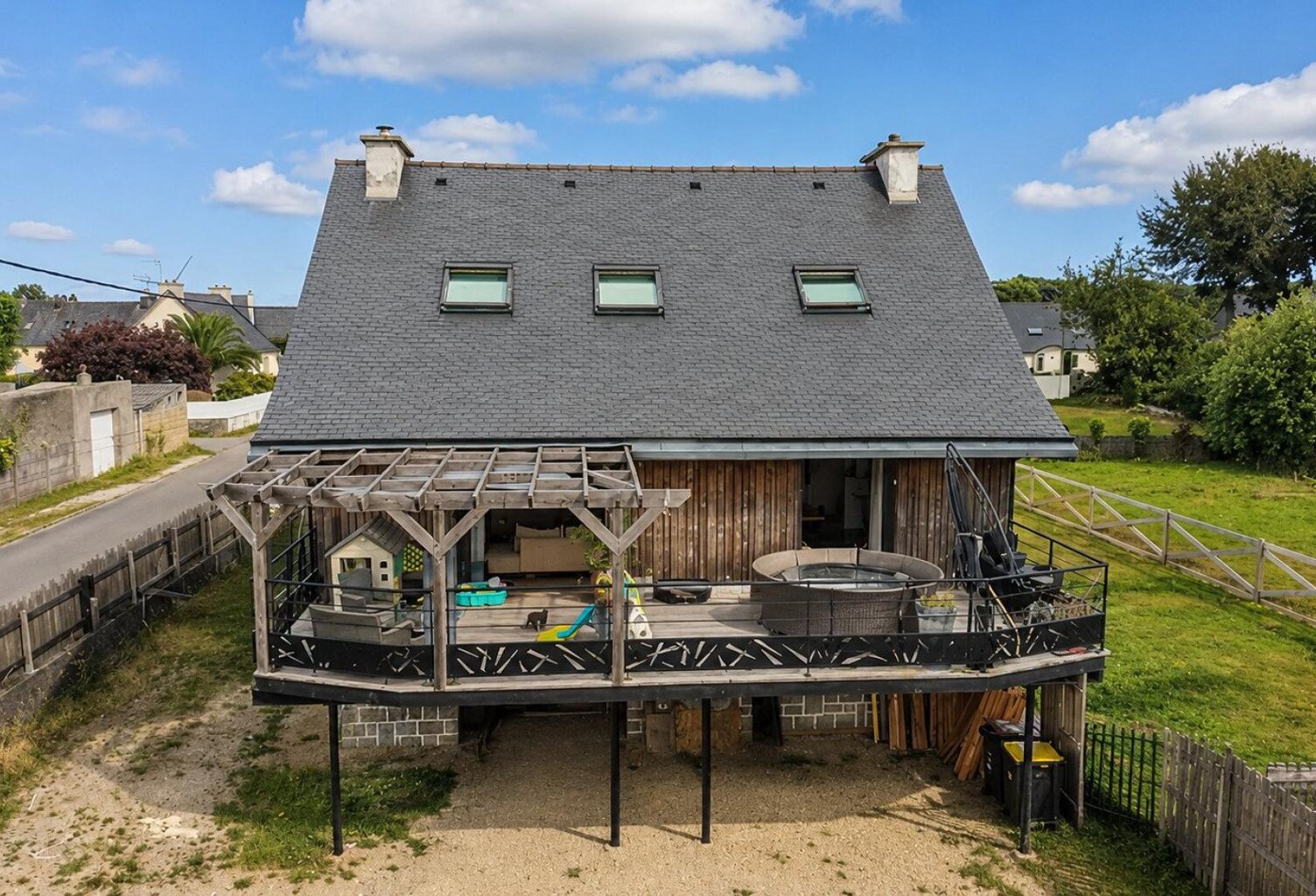 PLOUIGNEAU  Maison familiale entièrement rénovée de 135 m²  4 chambres  Terrain de 1 307 m² — photo 1
