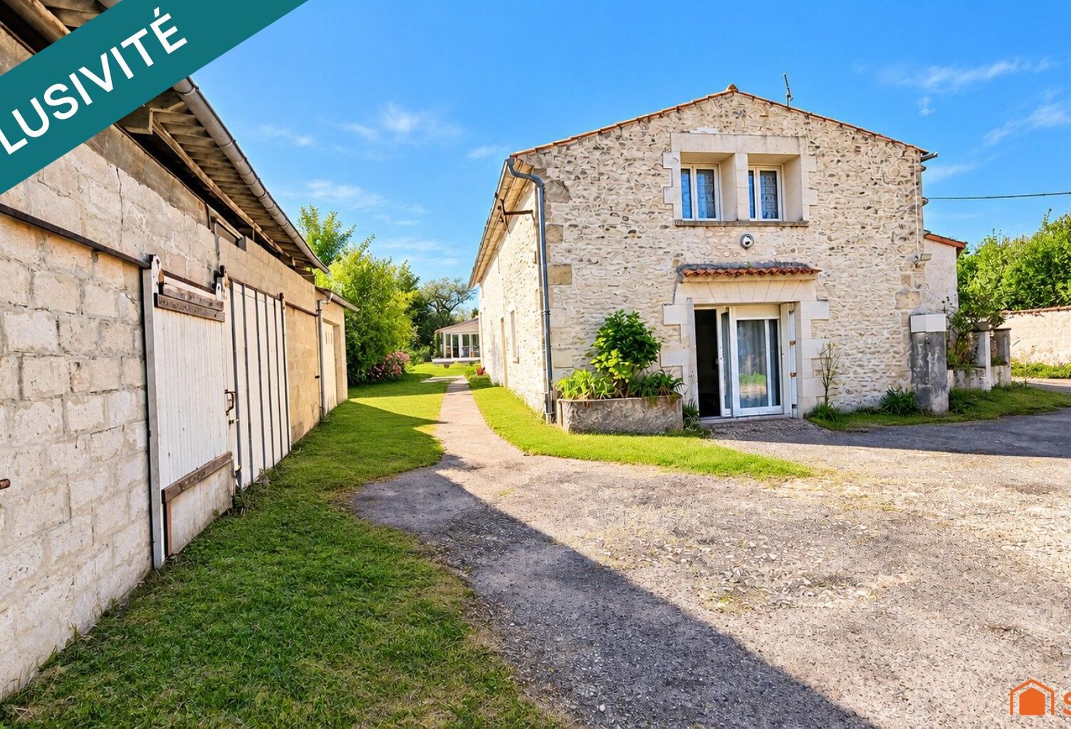 À 600 m du centre et proche port et plages, ensemble immobilier à fort potentiel — photo 1