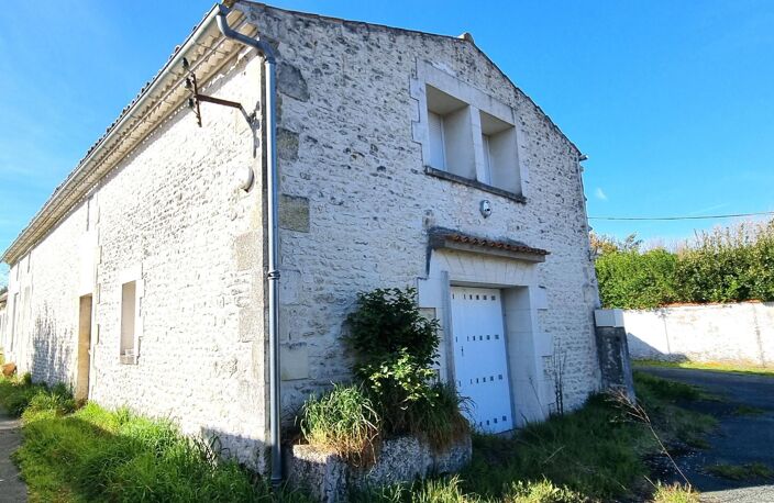 À 600 m du centre et proche port et plages, ensemble immobilier à fort potentiel — photo 2