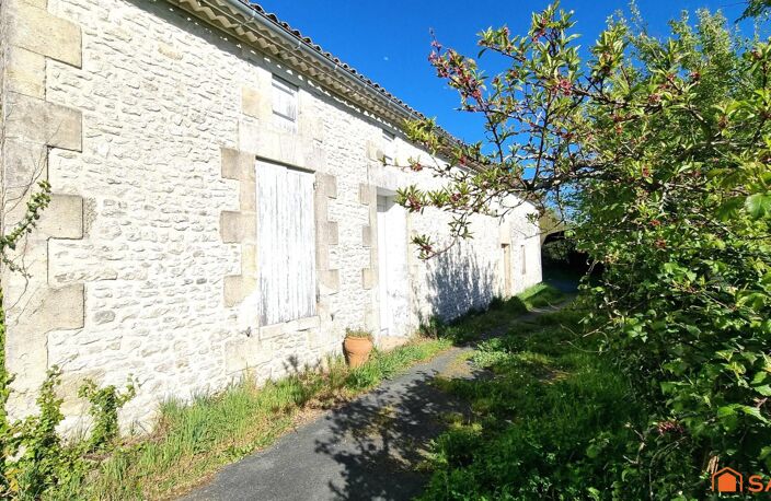 À 600 m du centre et proche port et plages, ensemble immobilier à fort potentiel — photo 3