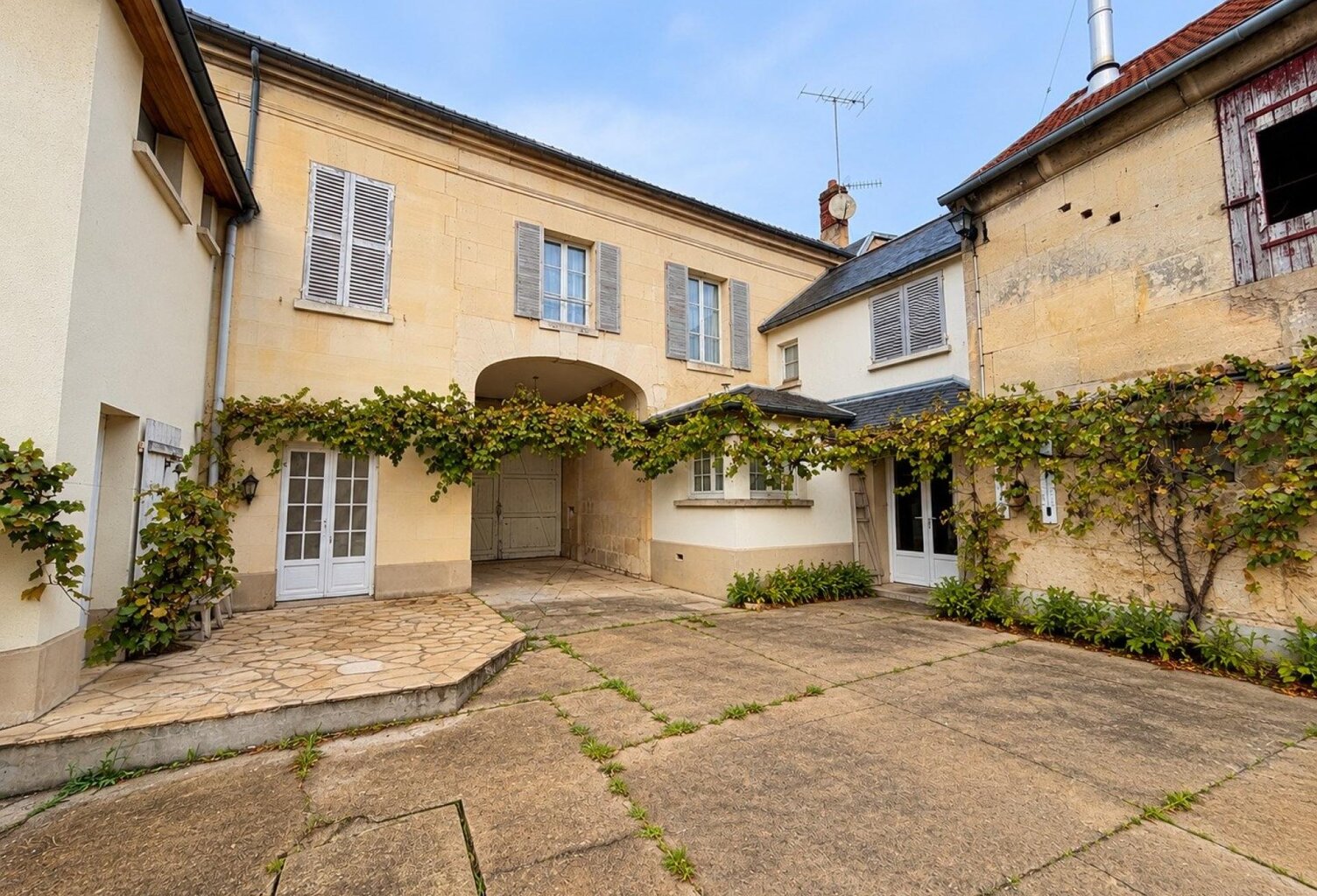 Maison à rénover de 180 m² en pierre de taille — photo 1