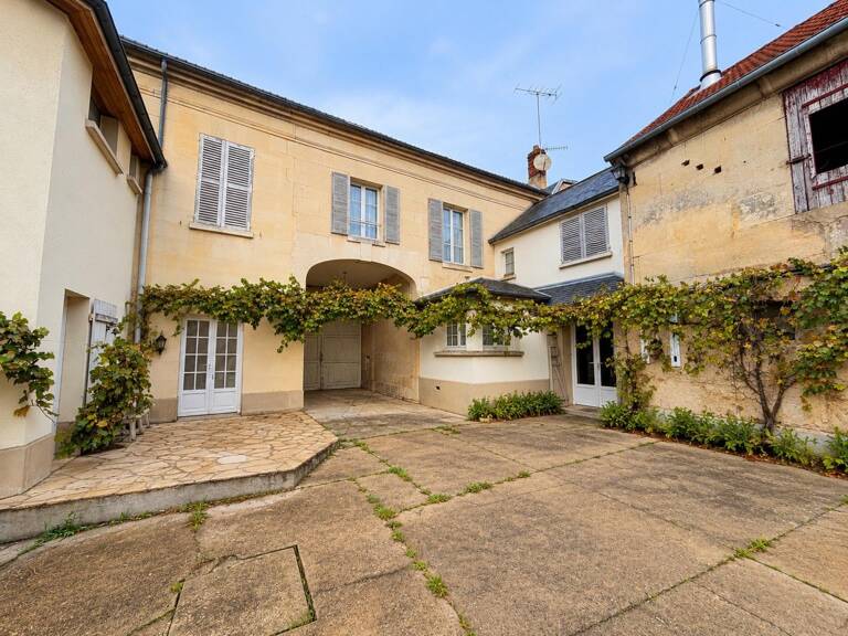 Maison à rénover de 180 m² en pierre de taille — photo 1