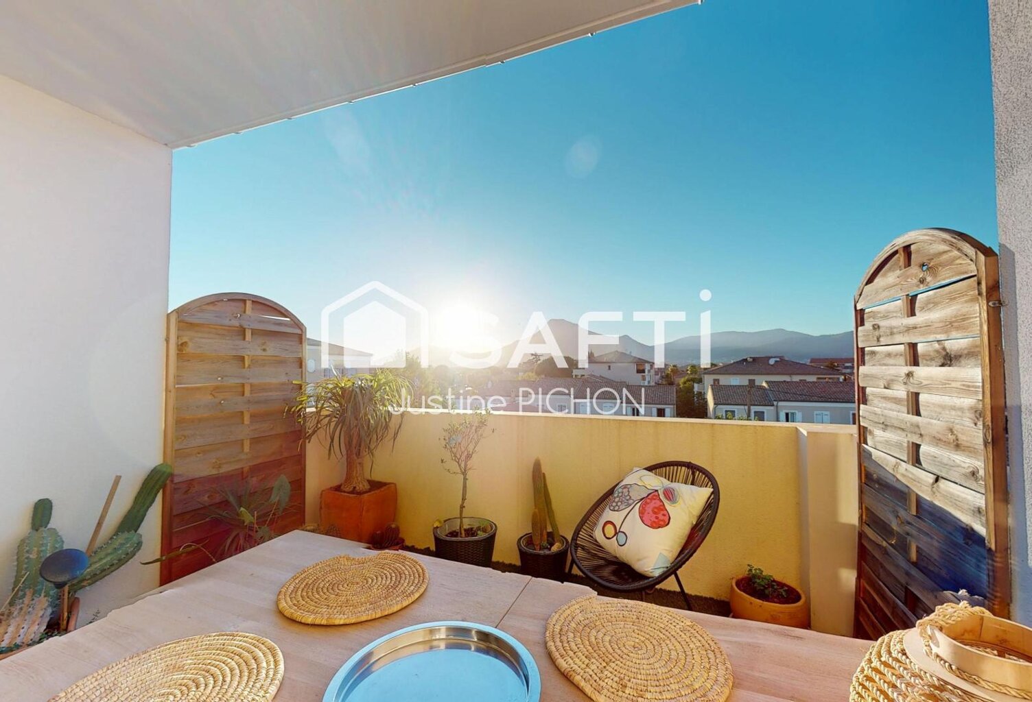 LA CRAU  Appartement T2 - Ascenseur - Terrasse  - À DEUX PAS DU CENTRE-VILLE — photo 1