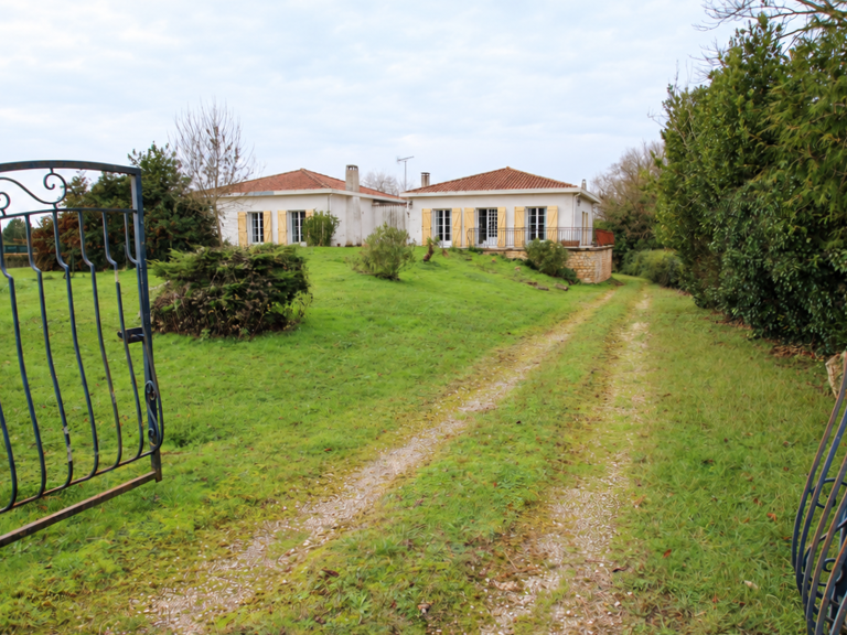 2 Maisons sur un terrain de 4683 m² — photo 1