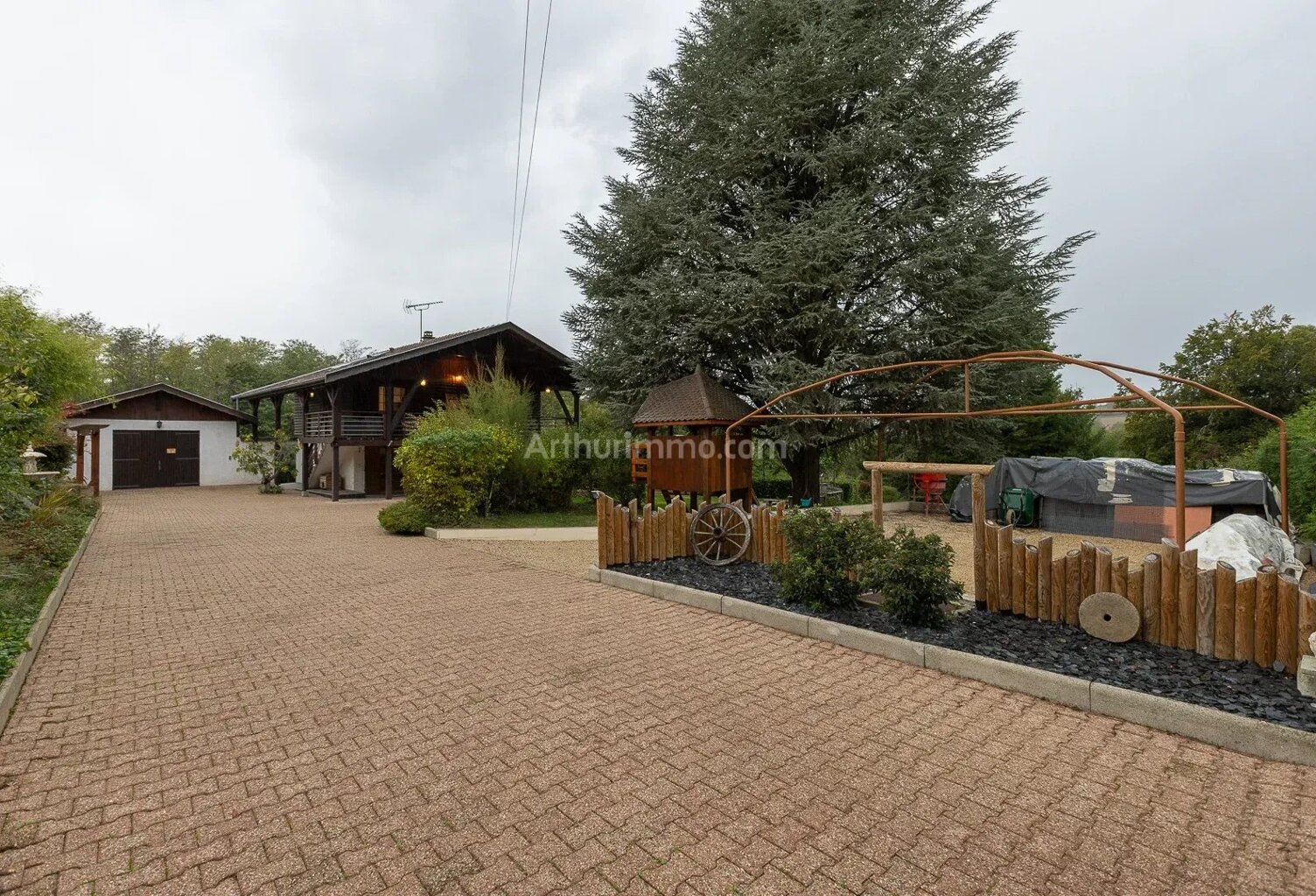 Maison esprit chalet vue degagée avec annexes — photo 1