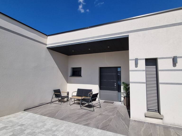 Villa — photo 1