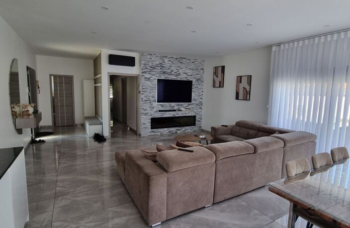 Villa — photo 2